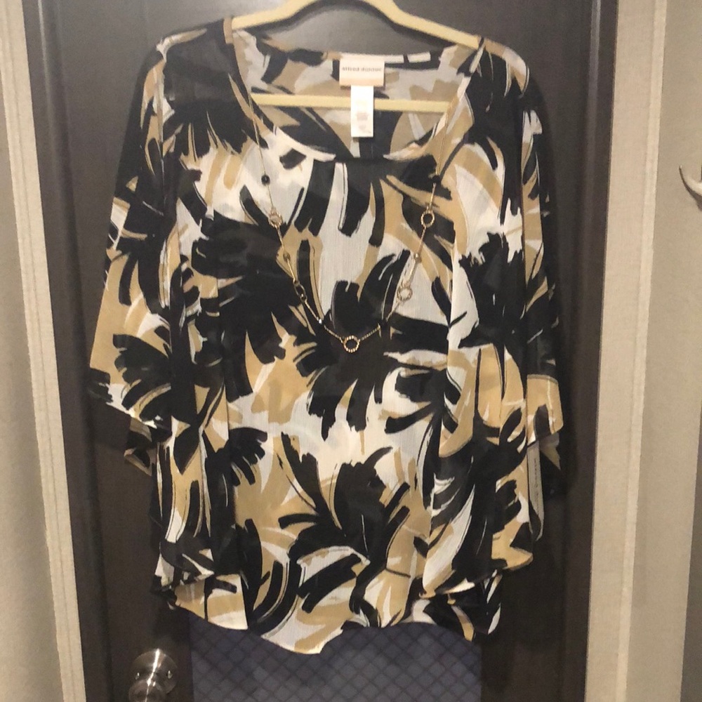 Top with wide arms